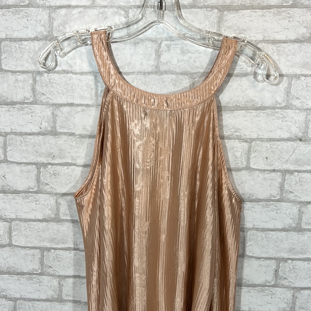 BKE Boutique Satin cold shoulder top size Medium - Picture 8 of 16